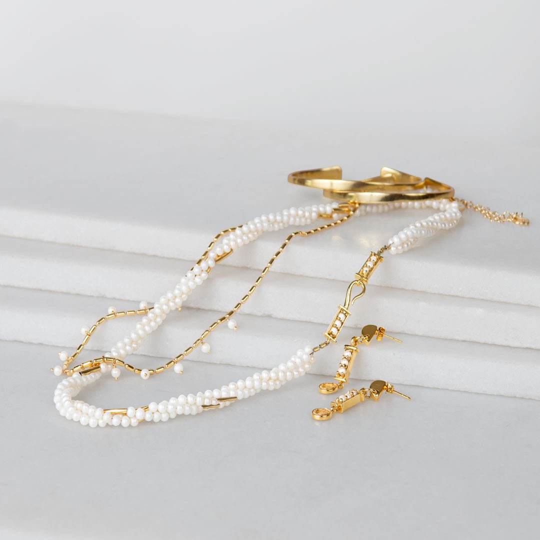 Prism - Linea Pearl Equestrian Earring